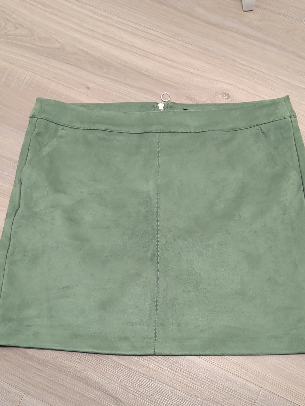 Vero Moda NWT Size XXL Sage Green Suede-Look Mini Skirt Silver  Zipper Back